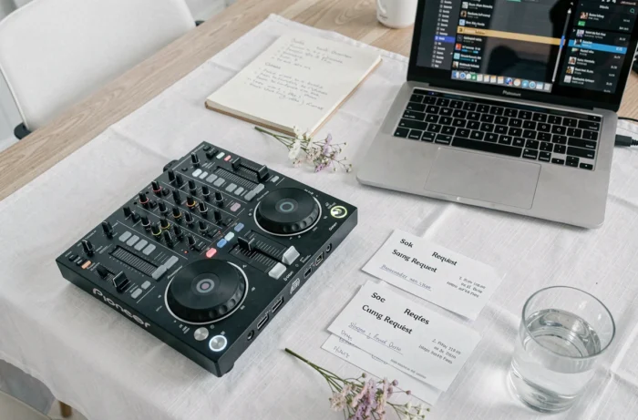Équipement DJ professionnel présenté lors d'une consultation de planification de mariage à Angers